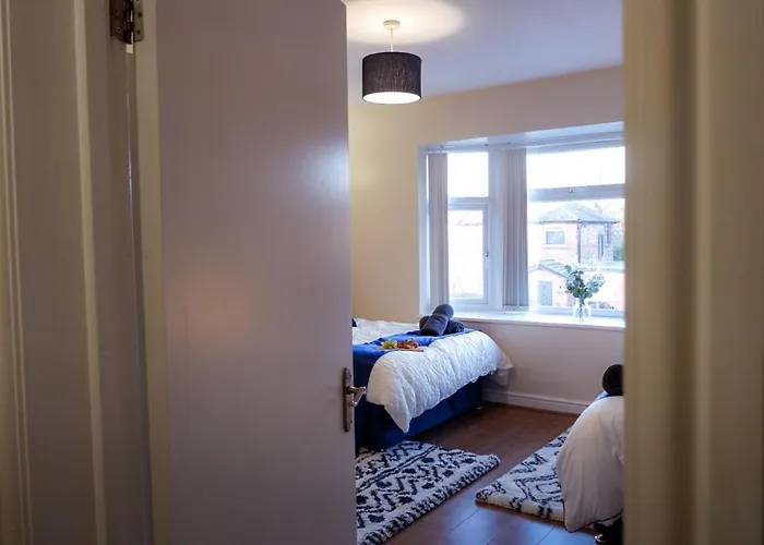 Near Uni And Hospital - Long - Fast Wi-fi - 15 Mins To *