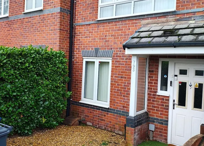 Deluxe 4-bed Near Etihad Stadium & C0-0p Arena, Sleeps 9 Apartment *