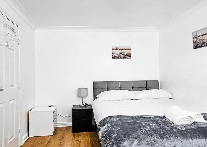 شقة Deluxe 4-bed Near Etihad Stadium & C0-0p Arena, Sleeps 9 مانشستر