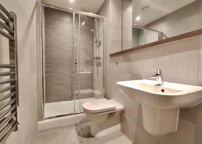 Modern Near Oxford Road, Centre