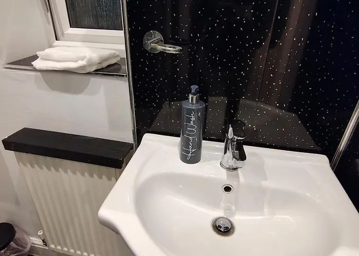 شقة Deluxe 4-bed Near Etihad Stadium & C0-0p Arena, Sleeps 9 مانشستر