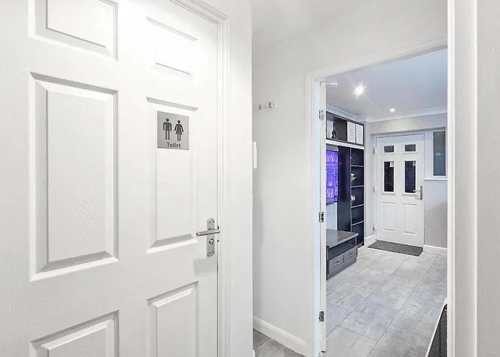 Deluxe 4-bed Near Etihad Stadium & C0-0p Arena, Sleeps 9