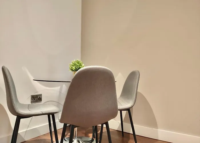 Modern Near Oxford Road, Centre