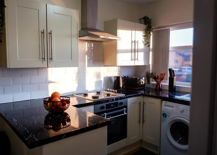 Near Uni And Hospital - Long - Fast Wi-fi - 15 Mins To *