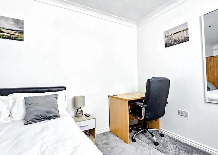 شقة Deluxe 4-bed Near Etihad Stadium & C0-0p Arena, Sleeps 9