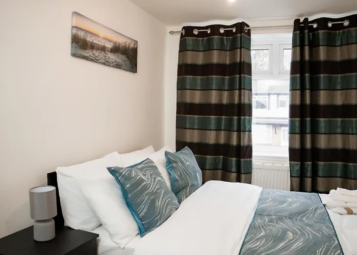 Modern & Spacious 4 Bedroom Residence In Manchester *