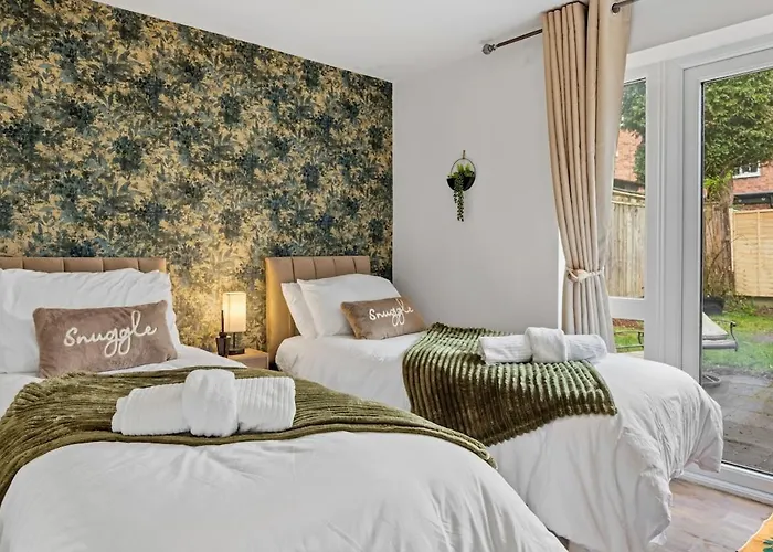 公寓 Modern 4 Bedroom House For 9 Guests With Free Parking By The Cosy Corner Nationwide