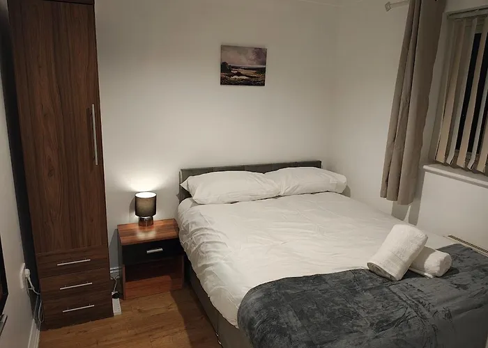 شقة Deluxe 4-bed Near Etihad Stadium & C0-0p Arena, Sleeps 9 مانشستر