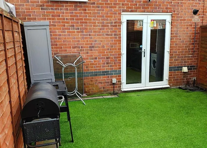 Deluxe 4-bed Near Etihad Stadium & C0-0p Arena, Sleeps 9 *