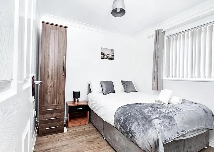 Deluxe 4-bed Near Etihad Stadium & C0-0p Arena, Sleeps 9 Apartment Manchester