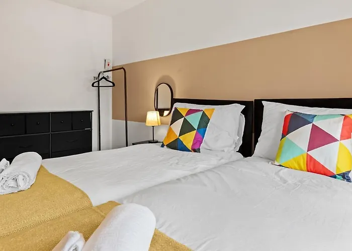 Modern 4 Bedroom House For 9 Guests With Free Parking By The Cosy Corner Nationwide * 曼彻斯特