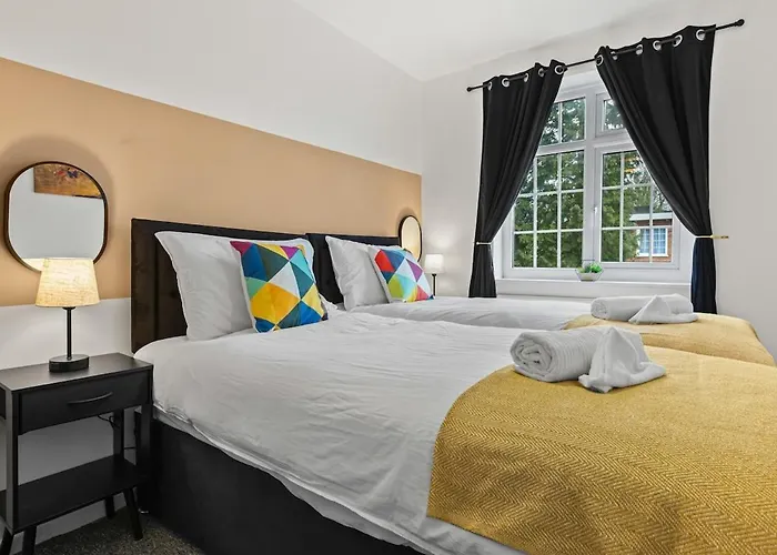 Modern 4 Bedroom House For 9 Guests With Free Parking By The Cosy Corner Nationwide