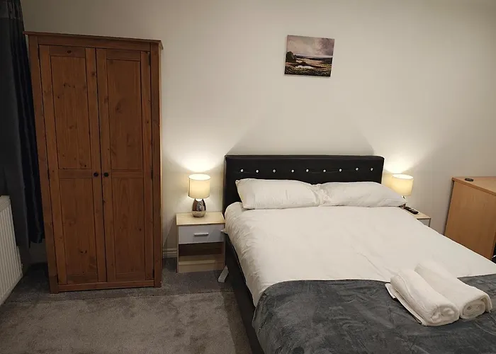 Apartment Deluxe 4-bed Near Etihad Stadium & C0-0p Arena, Sleeps 9 *