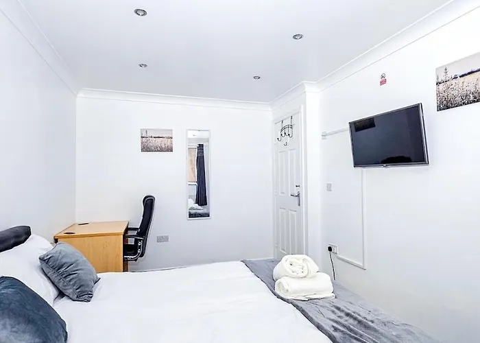 Apartment Deluxe 4-bed Near Etihad Stadium & C0-0p Arena, Sleeps 9 Manchester