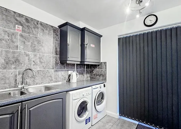 Deluxe 4-bed Near Etihad Stadium & C0-0p Arena, Sleeps 9 Apartment Manchester