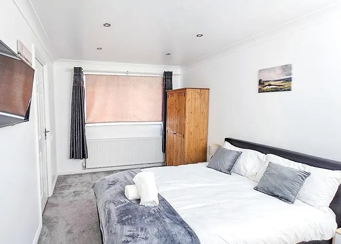 Apartment Deluxe 4-bed Near Etihad Stadium & C0-0p Arena, Sleeps 9 *