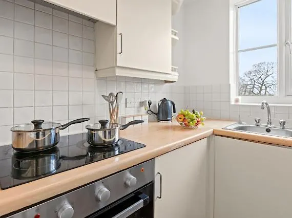 Arosa Escape- Modern2 Bed Suite,sleeps 5,free Parking,ps4,kingbed,wifi,near Christies *