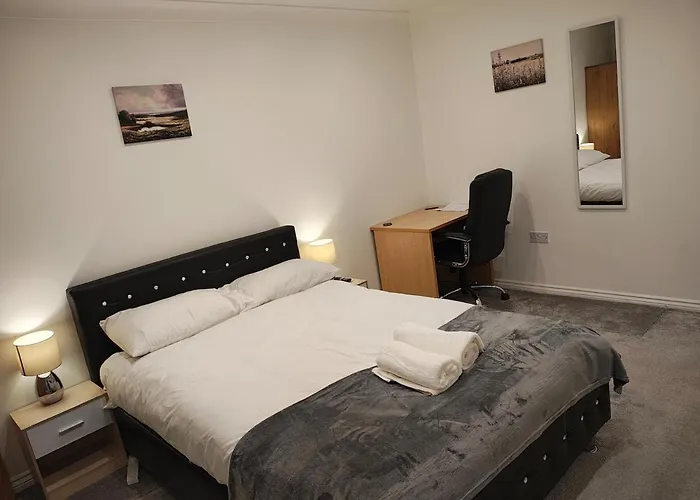 Deluxe 4-bed Near Etihad Stadium & C0-0p Arena, Sleeps 9 * Manchester