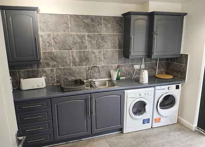 Apartment Deluxe 4-bed Near Etihad Stadium & C0-0p Arena, Sleeps 9 *