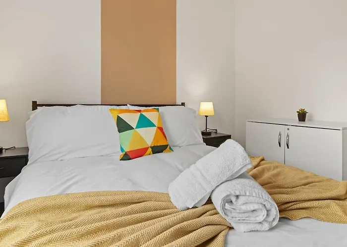 Modern 4 Bedroom House For 9 Guests With Free Parking By The Cosy Corner Nationwide 公寓