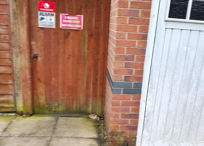 Deluxe 4-bed Near Etihad Stadium & C0-0p Arena, Sleeps 9