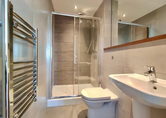 Modern Near Oxford Road, Centre