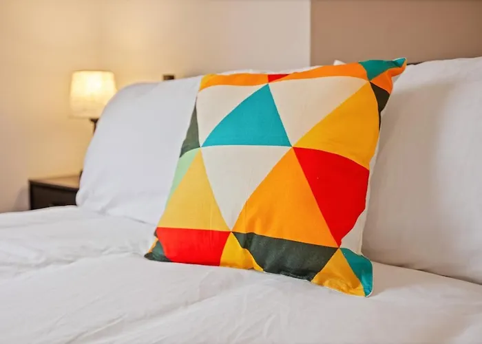 Modern 4 Bedroom House For 9 Guests With Free Parking By The Cosy Corner Nationwide 公寓