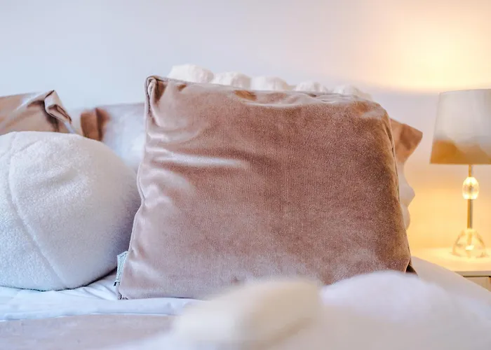 Stylish Mcr 1br Etihad Coop Live Parking