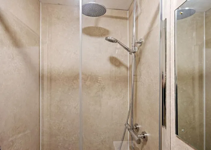 Modern 4 Bedroom House For 9 Guests With Free Parking By The Cosy Corner Nationwide 公寓 *