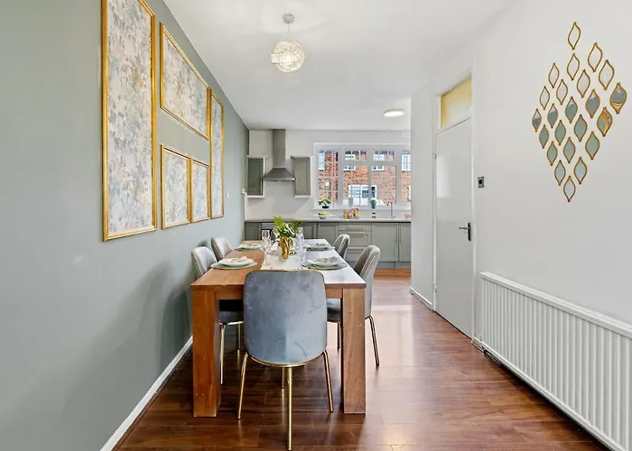 Modern 4 Bedroom House For 9 Guests With Free Parking By The Cosy Corner Nationwide