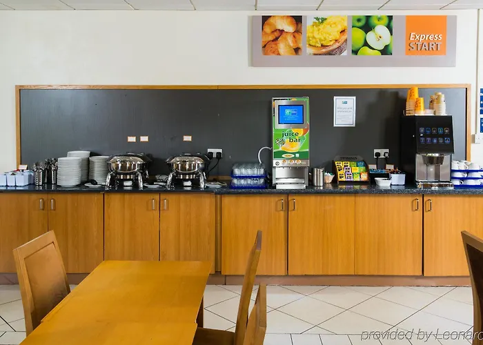 Express East By Ihg 호텔 3*