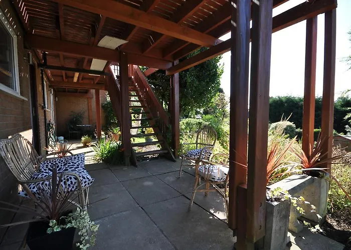 The Garden Apartment, Near Airport & Daire