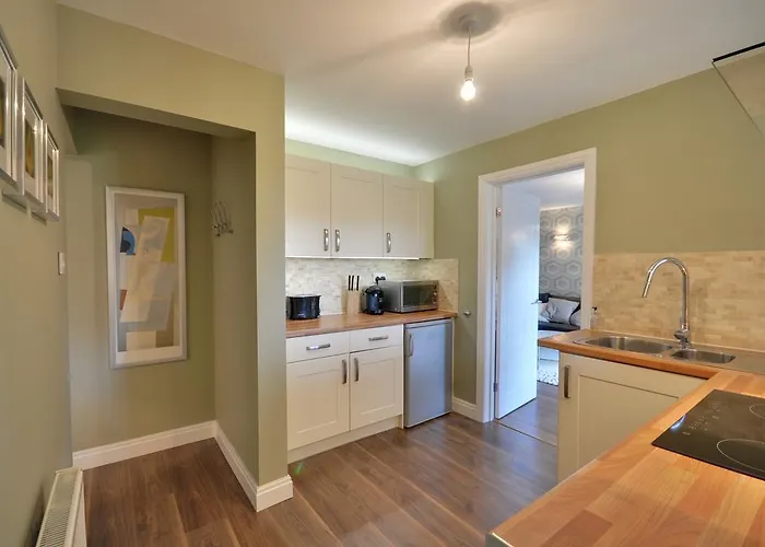 The Garden Apartment, Near Airport & Daire *