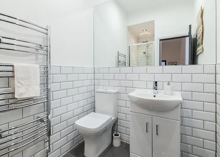 Park House - Large 3 Bedroom Victorian House, 10 Mins From