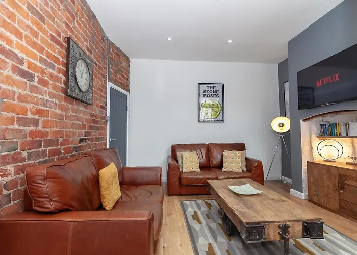 Park House - Large 3 Bedroom Victorian House, 10 Mins From Manchester