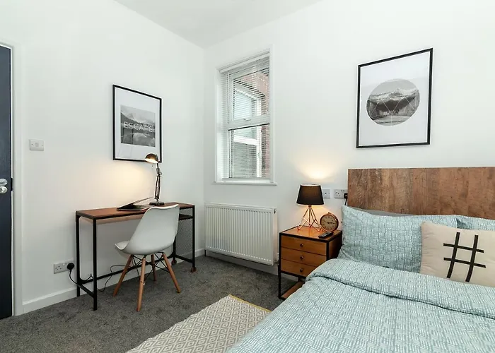 Park House - Large 3 Bedroom Victorian House, 10 Mins From 맨체스터