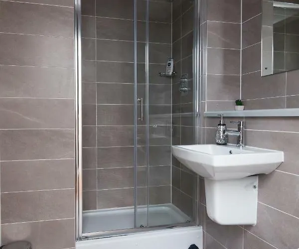 Free Street Parking Subject To Availability * 맨체스터