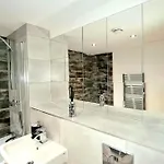 Appartamento 1-bedroom Aprt In Salford- Freeparking- Sleeps3 *