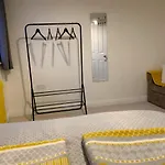 Spacious And Amazing 4 Bedroom Detached House Манчестер