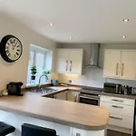 Дом отдыха Spacious And Amazing 4 Bedroom Detached House