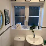 Spacious And Amazing 4 Bedroom Detached House * Манчестер