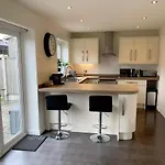 Spacious And Amazing 4 Bedroom Detached House Дом отдыха Манчестер