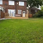 Ferienhaus Spacious 3Bed Home In Manchester 5 Mins Walk To Clifton Station With Spacious Garden And Free Parking *