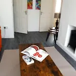 Ferienhaus Spacious 3Bed Home In Manchester 5 Mins Walk To Clifton Station With Spacious Garden And Free Parking Manchester