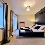 Apartment Luxury 2-bedroom Service With Balcony Manchester