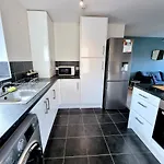 Apartment Luxury 2-bedroom Service With Balcony *