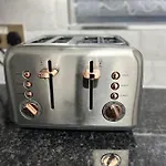 Beautiful And Homely 3 Bed House With Free Parking So Close To Man And Centre