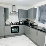 Apartment Beautiful And Homely 3 Bed House With Free Parking So Close To Man And Centre Manchester