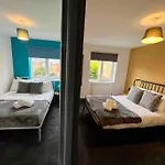 3 Bedroom House With Parking Semesterbostad *