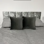 Apartment Beautiful And Homely 3 Bed House With Free Parking So Close To Man And Centre